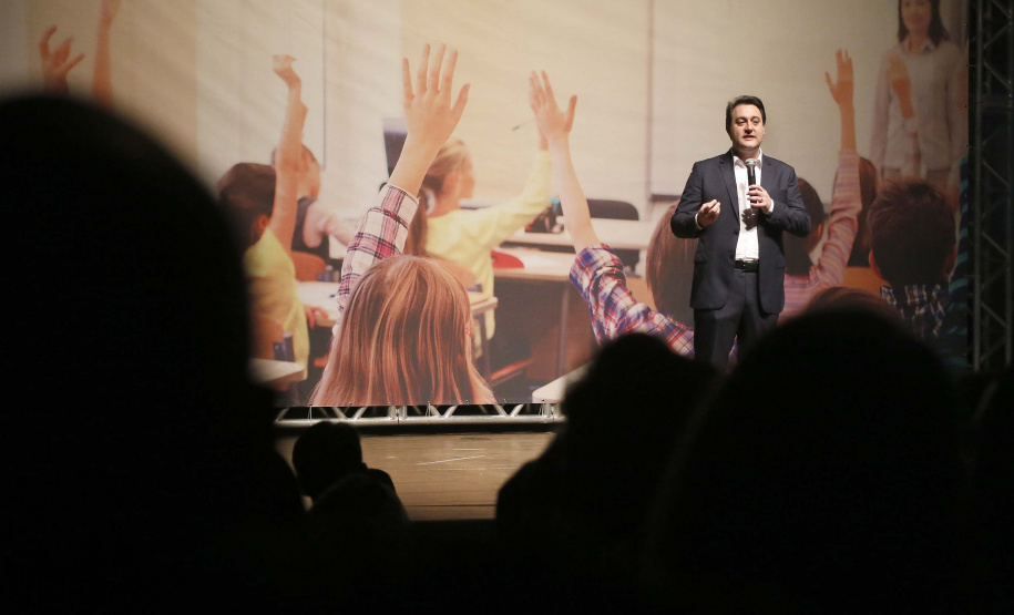 O governador Carlos Massa Ratinho Junior e o secretário da Educação e Esporte, Renato Feder, apresentaram nesta segunda-feira (27/05) o programa Escola Presente, criado para evitar o abandono escolar.Curitiba, 27-05-19.Foto: Arnaldo Alves / ANPr.