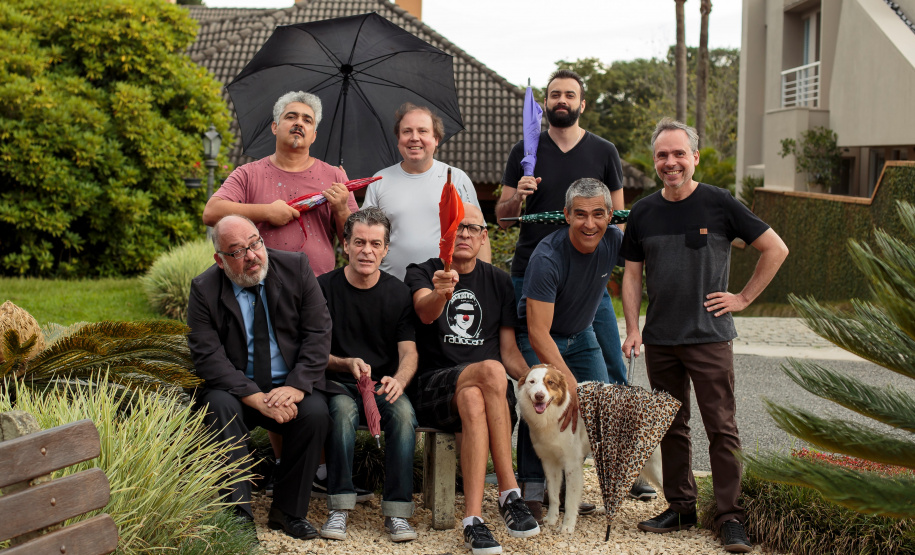 Formada por integrantes de bandas tradicionais do cenário curitibano, a Orquestra Sem Fim é a atração de mais uma edição do projeto Música na Biblioteca ? que acontece nesta sexta-feira (31), às 17h30, no hall térreo da Biblioteca Pública do Paraná. Além do show, que marca a estreia ao vivo do grupo, o evento ainda conta com os lançamentos dos livros Amplo espectro, de Roberto Prado, e Reynaldo, de Renato Quege. A entrada é gratuita. - Foto: Eduardo Moura/Divulgação BPP