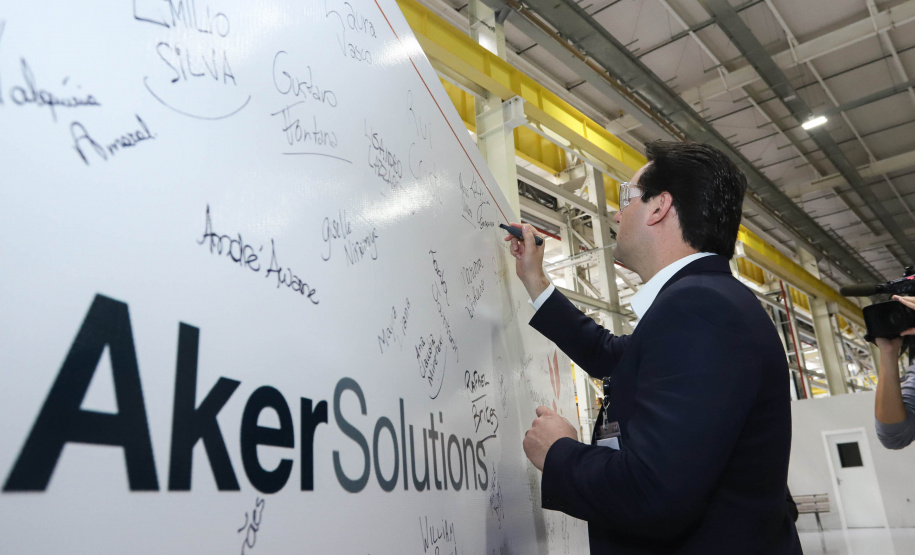 O governador Carlos Massa Ratinho Junior conheceu nesta segunda-feira (27) o primeiro projeto internacional da Aker Solutions desenvolvido integralmente no Paraná, na sede da fábrica, em São José dos Pinhais.Foto: Rodrigo Felix Leal/ANPr