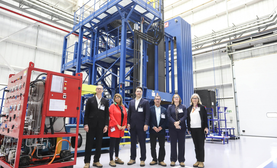 O governador Carlos Massa Ratinho Junior conheceu nesta segunda-feira (27) o primeiro projeto internacional da Aker Solutions desenvolvido integralmente no Paraná, na sede da fábrica, em São José dos Pinhais.Foto: Rodrigo Felix Leal/ANPr