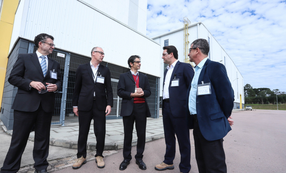 O governador Carlos Massa Ratinho Junior conheceu nesta segunda-feira (27) o primeiro projeto internacional da Aker Solutions desenvolvido integralmente no Paraná, na sede da fábrica, em São José dos Pinhais.Foto: Rodrigo Felix Leal/ANPr