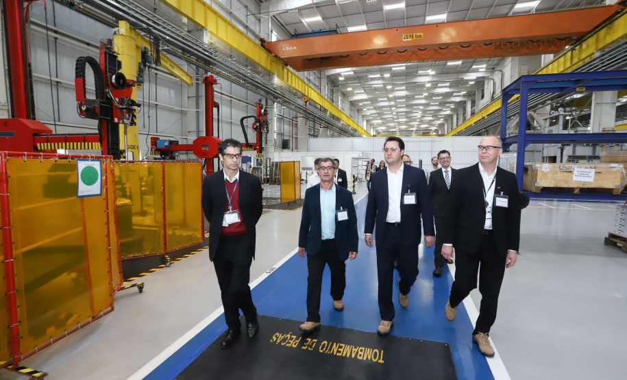 O governador Carlos Massa Ratinho Junior conheceu nesta segunda-feira (27) o primeiro projeto internacional da Aker Solutions desenvolvido integralmente no Paraná, na sede da fábrica, em São José dos Pinhais.Foto: Rodrigo Felix Leal/ANPr