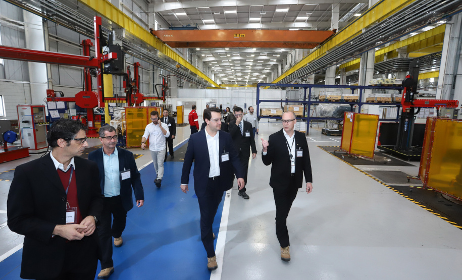 O governador Carlos Massa Ratinho Junior conheceu nesta segunda-feira (27) o primeiro projeto internacional da Aker Solutions desenvolvido integralmente no Paraná, na sede da fábrica, em São José dos Pinhais.Foto: Rodrigo Felix Leal/ANPr