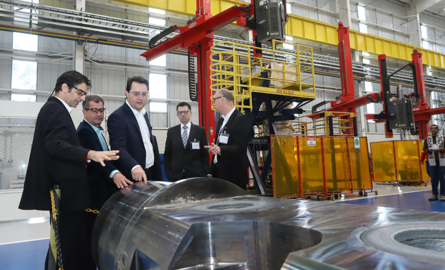 O governador Carlos Massa Ratinho Junior conheceu nesta segunda-feira (27) o primeiro projeto internacional da Aker Solutions desenvolvido integralmente no Paraná, na sede da fábrica, em São José dos Pinhais.Foto: Rodrigo Felix Leal/ANPr