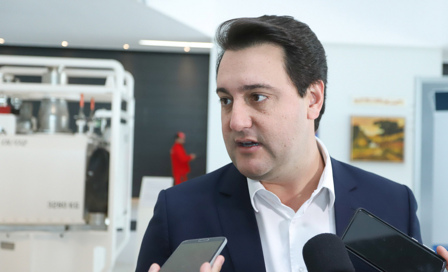 O governador Carlos Massa Ratinho Junior conheceu nesta segunda-feira (27) o primeiro projeto internacional da Aker Solutions desenvolvido integralmente no Paraná, na sede da fábrica, em São José dos Pinhais.Foto: Rodrigo Felix Leal/ANPr