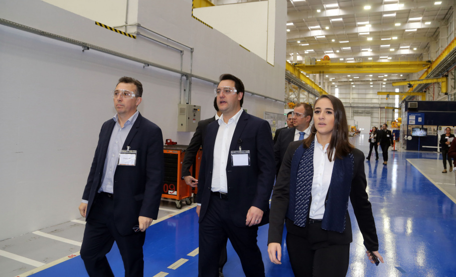 O governador Carlos Massa Ratinho Junior conheceu nesta segunda-feira (27) o primeiro projeto internacional da Aker Solutions desenvolvido integralmente no Paraná, na sede da fábrica, em São José dos Pinhais.Foto: Gilson Abreu/ANPr