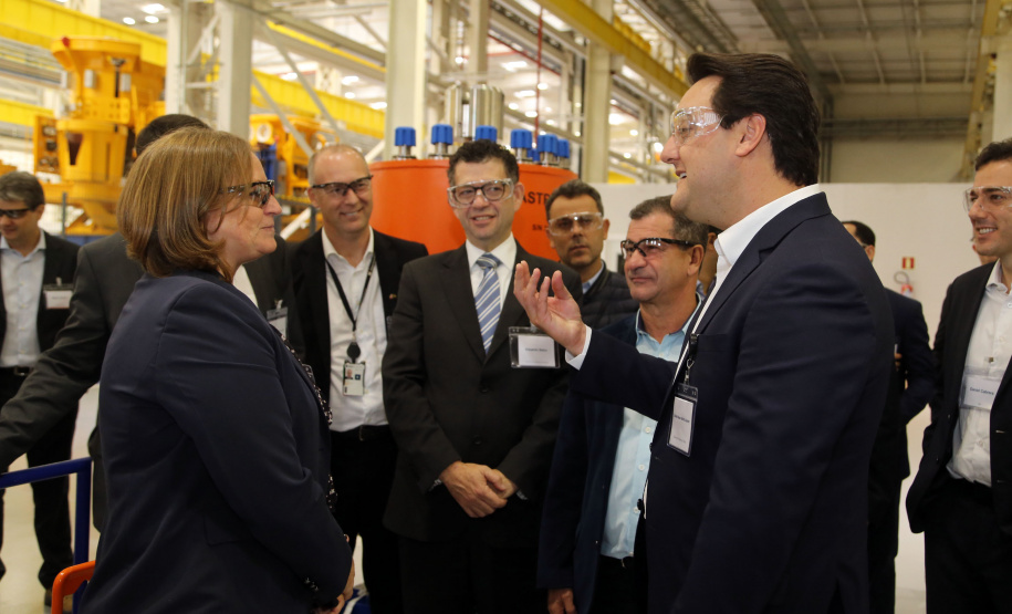 O governador Carlos Massa Ratinho Junior conheceu nesta segunda-feira (27) o primeiro projeto internacional da Aker Solutions desenvolvido integralmente no Paraná, na sede da fábrica, em São José dos Pinhais.Foto: Gilson Abreu/ANPr