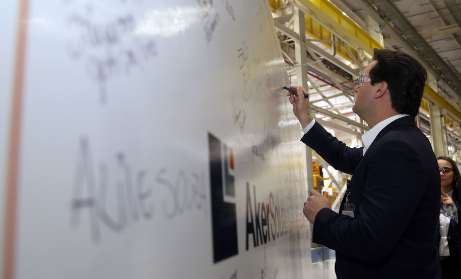 O governador Carlos Massa Ratinho Junior conheceu nesta segunda-feira (27) o primeiro projeto internacional da Aker Solutions desenvolvido integralmente no Paraná, na sede da fábrica, em São José dos Pinhais.Foto: Gilson Abreu/ANPr
