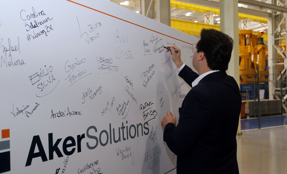 O governador Carlos Massa Ratinho Junior conheceu nesta segunda-feira (27) o primeiro projeto internacional da Aker Solutions desenvolvido integralmente no Paraná, na sede da fábrica, em São José dos Pinhais.Foto: Gilson Abreu/ANPr