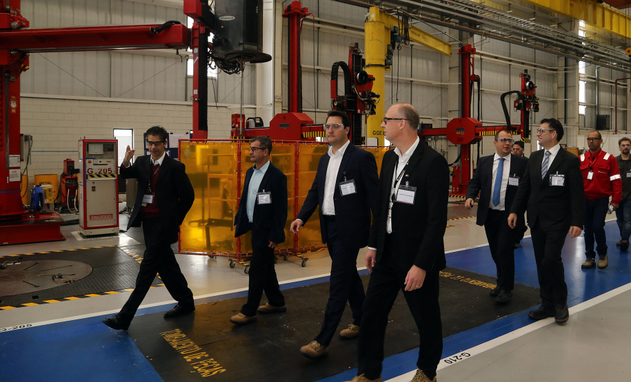 O governador Carlos Massa Ratinho Junior conheceu nesta segunda-feira (27) o primeiro projeto internacional da Aker Solutions desenvolvido integralmente no Paraná, na sede da fábrica, em São José dos Pinhais.Foto: Gilson Abreu/ANPr
