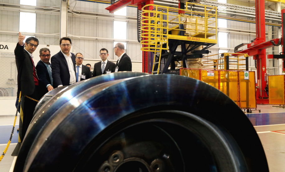 O governador Carlos Massa Ratinho Junior conheceu nesta segunda-feira (27) o primeiro projeto internacional da Aker Solutions desenvolvido integralmente no Paraná, na sede da fábrica, em São José dos Pinhais.Foto: Gilson Abreu/ANPr