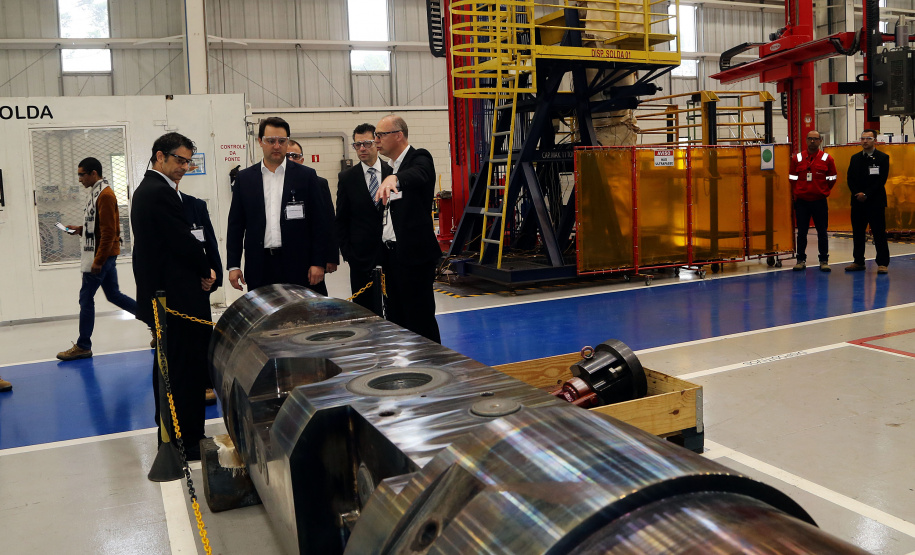 O governador Carlos Massa Ratinho Junior conheceu nesta segunda-feira (27) o primeiro projeto internacional da Aker Solutions desenvolvido integralmente no Paraná, na sede da fábrica, em São José dos Pinhais.Foto: Gilson Abreu/ANPr
