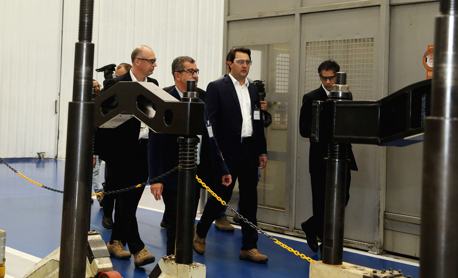 O governador Carlos Massa Ratinho Junior conheceu nesta segunda-feira (27) o primeiro projeto internacional da Aker Solutions desenvolvido integralmente no Paraná, na sede da fábrica, em São José dos Pinhais.Foto: Gilson Abreu/ANPr