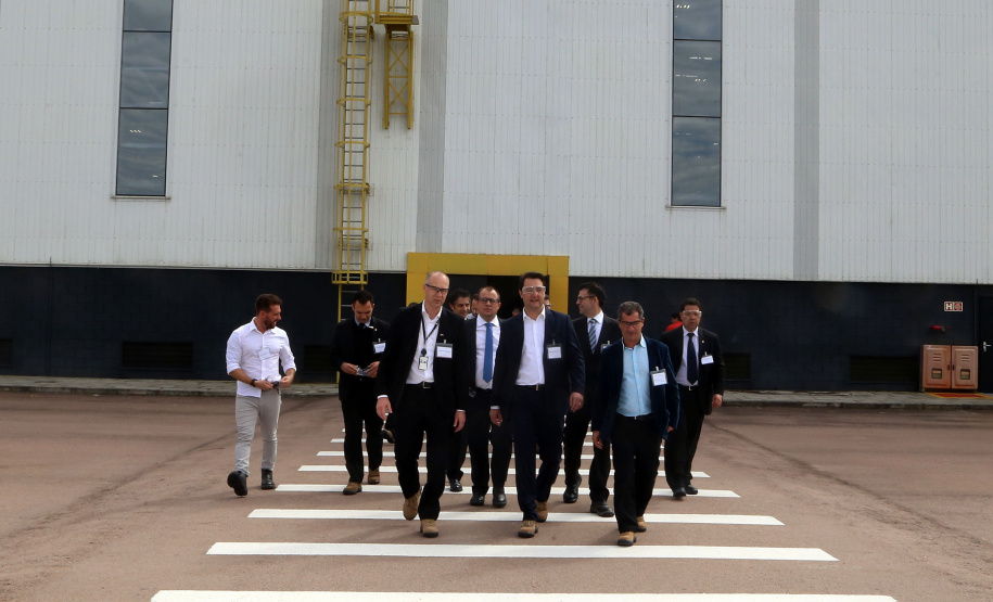 O governador Carlos Massa Ratinho Junior conheceu nesta segunda-feira (27) o primeiro projeto internacional da Aker Solutions desenvolvido integralmente no Paraná, na sede da fábrica, em São José dos Pinhais.Foto: Gilson Abreu/ANPr