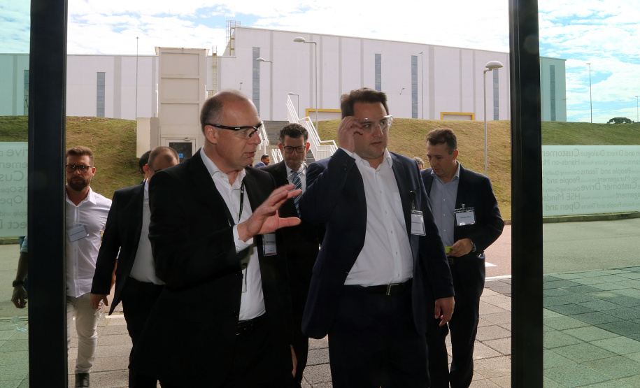 O governador Carlos Massa Ratinho Junior conheceu nesta segunda-feira (27) o primeiro projeto internacional da Aker Solutions desenvolvido integralmente no Paraná, na sede da fábrica, em São José dos Pinhais.Foto: Gilson Abreu/ANPr