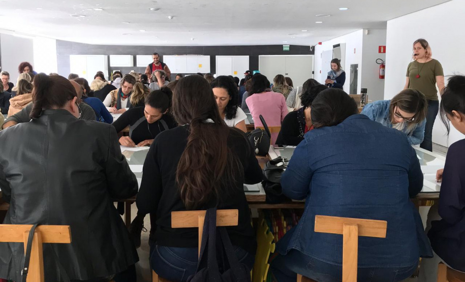 O Museu Oscar Niemeyer promove nesta quarta-feira (29) mais um encontro do ?MON para Educadores?, programa voltado para professores de artes do ensino público e privado, alunos de Licenciatura em Artes e outros profissionais da área de mediação cultural. Para recebê-los, a equipe do Educativo do Museu preparou a oficina teórico-prática ?Corpo Manifesto: Entre a Presença e a Ausência?.  -  Foto: Danusa Patel