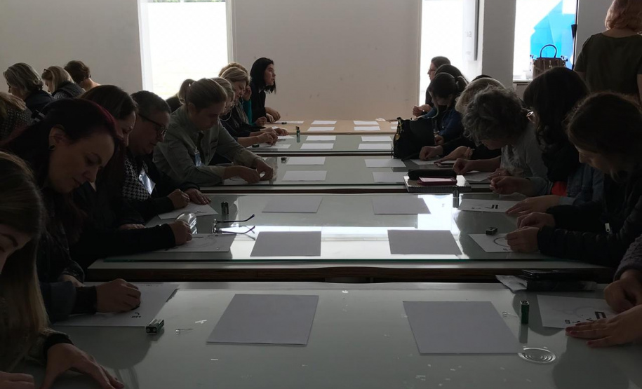 O Museu Oscar Niemeyer promove nesta quarta-feira (29) mais um encontro do ?MON para Educadores?, programa voltado para professores de artes do ensino público e privado, alunos de Licenciatura em Artes e outros profissionais da área de mediação cultural. Para recebê-los, a equipe do Educativo do Museu preparou a oficina teórico-prática ?Corpo Manifesto: Entre a Presença e a Ausência?.  -  Foto: Danusa Patel