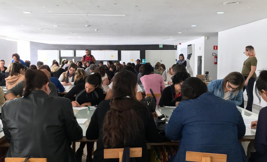 O Museu Oscar Niemeyer promove nesta quarta-feira (29) mais um encontro do ?MON para Educadores?, programa voltado para professores de artes do ensino público e privado, alunos de Licenciatura em Artes e outros profissionais da área de mediação cultural. Para recebê-los, a equipe do Educativo do Museu preparou a oficina teórico-prática ?Corpo Manifesto: Entre a Presença e a Ausência?.  -  Foto: Danusa Patel