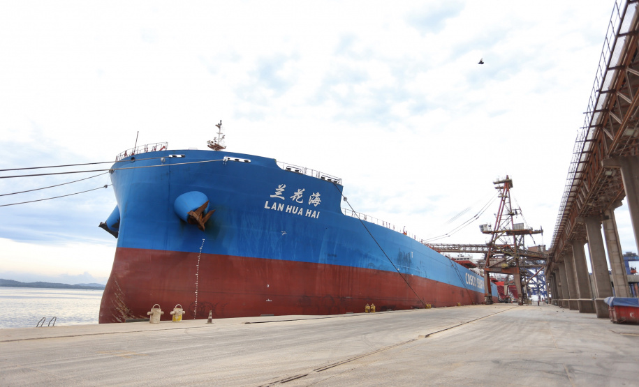 O Porto de Paranaguá vai movimentar nesta semana a maior quantidade de grãos para exportação da história. O navio chinês Lan Hua Hai chega nesta segunda-feira (27) no porto paranaense e vai receber 90 mil toneladas de farelo de soja - o equivalente a cerca de 2,5 mil carretas carregadas. A previsão é que a operação dure quatro dias.  -  Paranaguá, 28/05/2019  -  Foto: José Fernando Ogura/ANPr