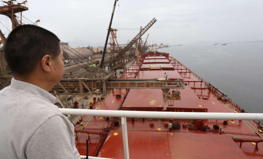 O Porto de Paranaguá vai movimentar nesta semana a maior quantidade de grãos para exportação da história. O navio chinês Lan Hua Hai chega nesta segunda-feira (27) no porto paranaense e vai receber 90 mil toneladas de farelo de soja ? o equivalente a cerca de 2,5 mil carretas carregadas. A previsão é que a operação dure quatro dias.  -  Paranaguá, 28/05/2019  -  Foto: José Fernando Ogura/ANPr