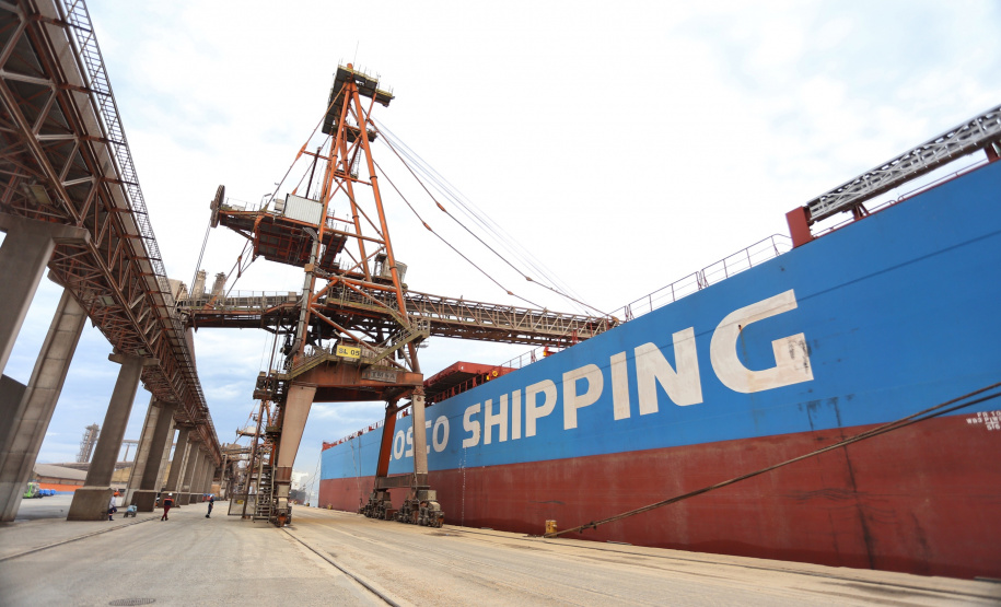 O Porto de Paranaguá vai movimentar nesta semana a maior quantidade de grãos para exportação da história. O navio chinês Lan Hua Hai chega nesta segunda-feira (27) no porto paranaense e vai receber 90 mil toneladas de farelo de soja ? o equivalente a cerca de 2,5 mil carretas carregadas. A previsão é que a operação dure quatro dias.  -  Paranaguá, 28/05/2019  -  Foto: José Fernando Ogura/ANPr