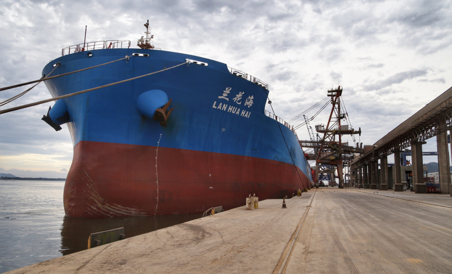 O Porto de Paranaguá vai movimentar nesta semana a maior quantidade de grãos para exportação da história. O navio chinês Lan Hua Hai chega nesta segunda-feira (27) no porto paranaense e vai receber 90 mil toneladas de farelo de soja ? o equivalente a cerca de 2,5 mil carretas carregadas. A previsão é que a operação dure quatro dias.  -  Paranaguá, 28/05/2019  -  Foto: José Fernando Ogura/ANPr