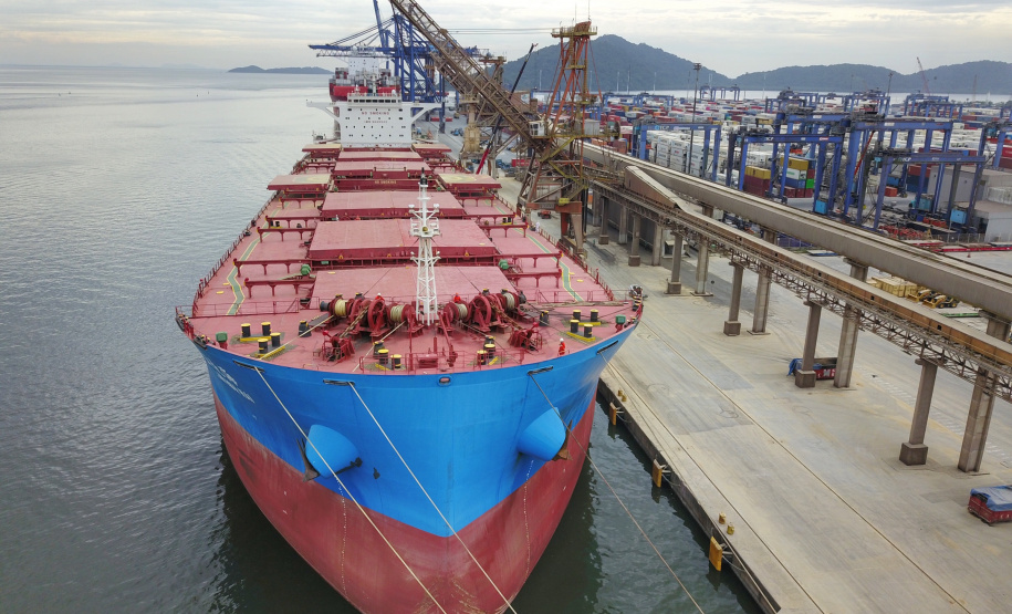 O Porto de Paranaguá vai movimentar nesta semana a maior quantidade de grãos para exportação da história. O navio chinês Lan Hua Hai chega nesta segunda-feira (27) no porto paranaense e vai receber 90 mil toneladas de farelo de soja ? o equivalente a cerca de 2,5 mil carretas carregadas. A previsão é que a operação dure quatro dias.  -  Paranaguá, 28/05/2019  -  Foto: José Fernando Ogura/ANPr