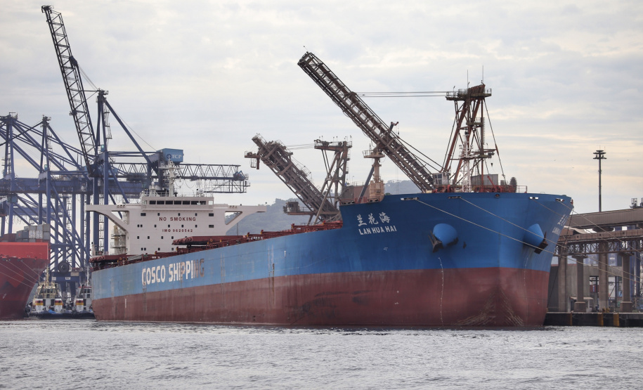 O Porto de Paranaguá vai movimentar nesta semana a maior quantidade de grãos para exportação da história. O navio chinês Lan Hua Hai chega nesta segunda-feira (27) no porto paranaense e vai receber 90 mil toneladas de farelo de soja ? o equivalente a cerca de 2,5 mil carretas carregadas. A previsão é que a operação dure quatro dias.  -  Paranaguá, 28/05/2019  -  Foto: José Fernando Ogura/ANPr