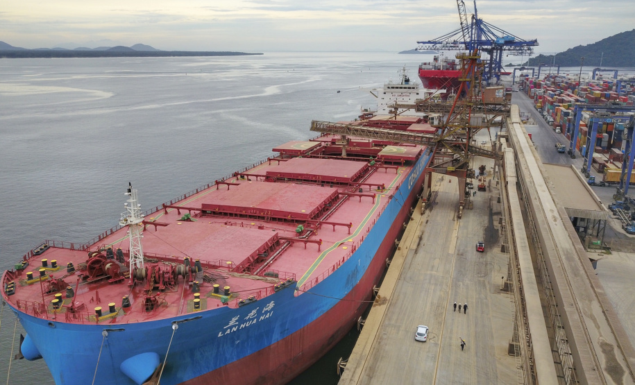 O Porto de Paranaguá vai movimentar nesta semana a maior quantidade de grãos para exportação da história. O navio chinês Lan Hua Hai chega nesta segunda-feira (27) no porto paranaense e vai receber 90 mil toneladas de farelo de soja ? o equivalente a cerca de 2,5 mil carretas carregadas. A previsão é que a operação dure quatro dias.  -  Paranaguá, 28/05/2019  -  Foto: José Fernando Ogura/ANPr