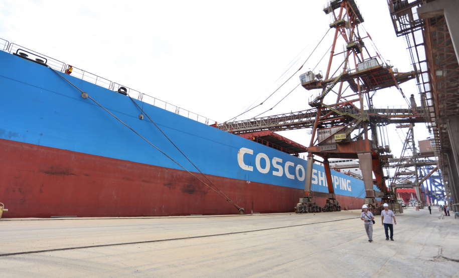 O Porto de Paranaguá vai movimentar nesta semana a maior quantidade de grãos para exportação da história. O navio chinês Lan Hua Hai chega nesta segunda-feira (27) no porto paranaense e vai receber 90 mil toneladas de farelo de soja ? o equivalente a cerca de 2,5 mil carretas carregadas. A previsão é que a operação dure quatro dias.  -  Paranaguá, 28/05/2019  -  Foto: José Fernando Ogura/ANPr