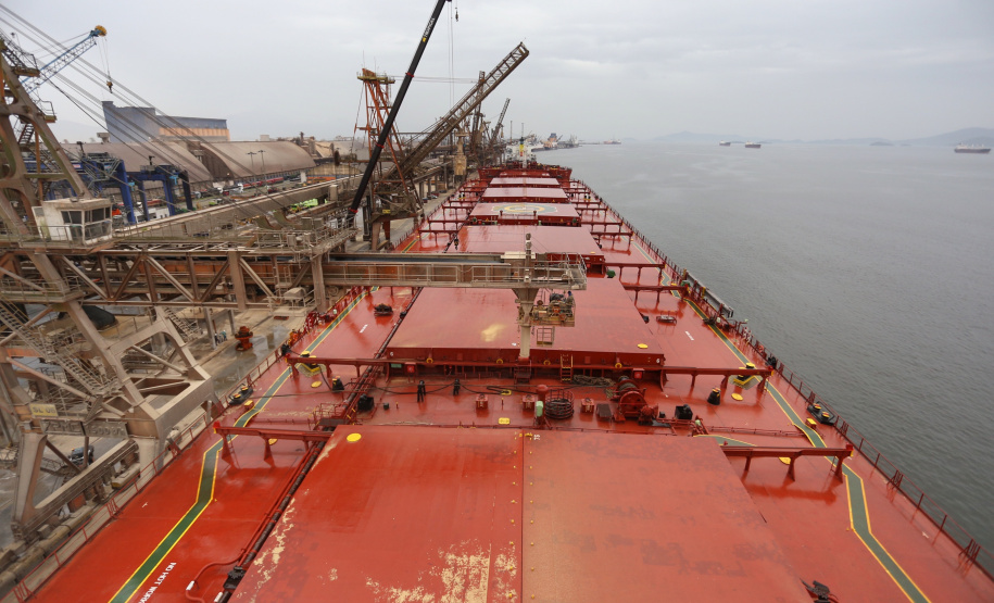 O Porto de Paranaguá vai movimentar nesta semana a maior quantidade de grãos para exportação da história. O navio chinês Lan Hua Hai chega nesta segunda-feira (27) no porto paranaense e vai receber 90 mil toneladas de farelo de soja ? o equivalente a cerca de 2,5 mil carretas carregadas. A previsão é que a operação dure quatro dias.  -  Paranaguá, 28/05/2019  -  Foto: José Fernando Ogura/ANPr