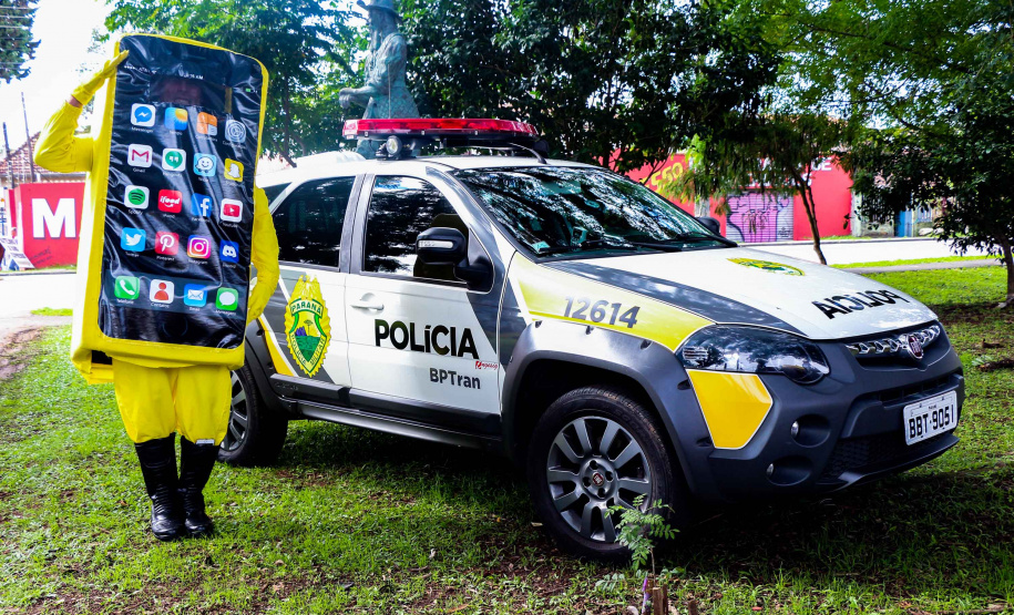 Uma grande mobilização de conscientização sobre segurança no trânsito foi desencadeada pela Polícia Militar nesta segunda-feira (27), Dia Estadual de Prevenção a Acidentes de Trânsito, por conta das atividades educativas da campanha Maio Amarelo. As equipes policiais abordaram motoristas, pedestres e ciclista, com apoio de voluntários de entidades e órgãos ligados ao trânsito nas principais cidades do Paraná.  Curitiba, 27/05/2019  -  Foto: Soldado Amanda Morais