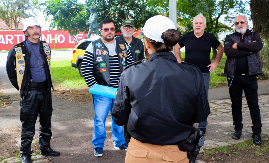 Uma grande mobilização de conscientização sobre segurança no trânsito foi desencadeada pela Polícia Militar nesta segunda-feira (27), Dia Estadual de Prevenção a Acidentes de Trânsito, por conta das atividades educativas da campanha Maio Amarelo. As equipes policiais abordaram motoristas, pedestres e ciclista, com apoio de voluntários de entidades e órgãos ligados ao trânsito nas principais cidades do Paraná.  Curitiba, 27/05/2019  -  Foto: Soldado Amanda Morais