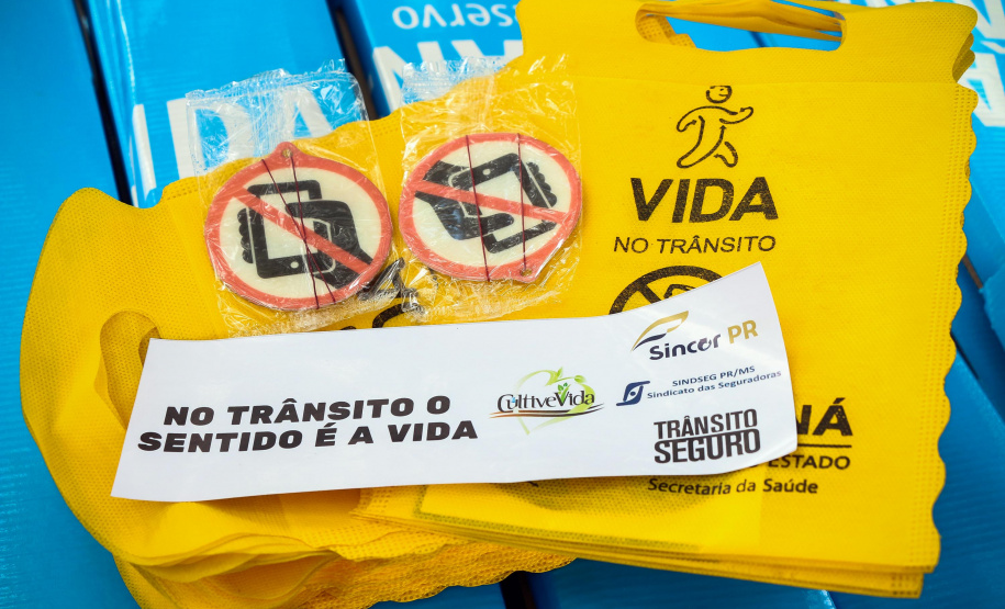 Uma grande mobilização de conscientização sobre segurança no trânsito foi desencadeada pela Polícia Militar nesta segunda-feira (27), Dia Estadual de Prevenção a Acidentes de Trânsito, por conta das atividades educativas da campanha Maio Amarelo. As equipes policiais abordaram motoristas, pedestres e ciclista, com apoio de voluntários de entidades e órgãos ligados ao trânsito nas principais cidades do Paraná.  Curitiba, 27/05/2019  -  Foto: Soldado Amanda Morais