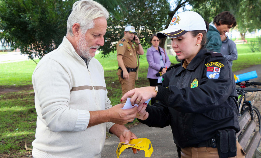 Uma grande mobilização de conscientização sobre segurança no trânsito foi desencadeada pela Polícia Militar nesta segunda-feira (27), Dia Estadual de Prevenção a Acidentes de Trânsito, por conta das atividades educativas da campanha Maio Amarelo. As equipes policiais abordaram motoristas, pedestres e ciclista, com apoio de voluntários de entidades e órgãos ligados ao trânsito nas principais cidades do Paraná.  Curitiba, 27/05/2019  -  Foto: Soldado Amanda Morais