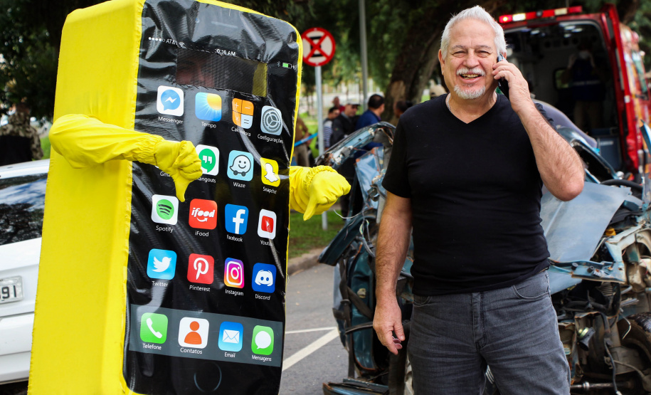 Uma grande mobilização de conscientização sobre segurança no trânsito foi desencadeada pela Polícia Militar nesta segunda-feira (27), Dia Estadual de Prevenção a Acidentes de Trânsito, por conta das atividades educativas da campanha Maio Amarelo. As equipes policiais abordaram motoristas, pedestres e ciclista, com apoio de voluntários de entidades e órgãos ligados ao trânsito nas principais cidades do Paraná.  Curitiba, 27/05/2019  -  Foto: Soldado Amanda Morais