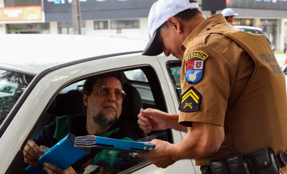 Uma grande mobilização de conscientização sobre segurança no trânsito foi desencadeada pela Polícia Militar nesta segunda-feira (27), Dia Estadual de Prevenção a Acidentes de Trânsito, por conta das atividades educativas da campanha Maio Amarelo. As equipes policiais abordaram motoristas, pedestres e ciclista, com apoio de voluntários de entidades e órgãos ligados ao trânsito nas principais cidades do Paraná.  Curitiba, 27/05/2019  -  Foto: Soldado Amanda Morais