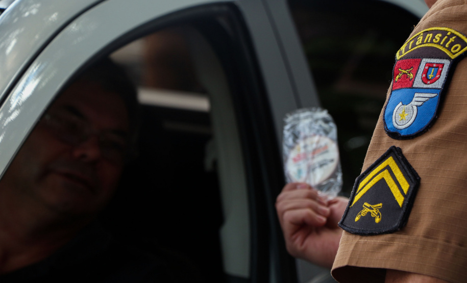 Uma grande mobilização de conscientização sobre segurança no trânsito foi desencadeada pela Polícia Militar nesta segunda-feira (27), Dia Estadual de Prevenção a Acidentes de Trânsito, por conta das atividades educativas da campanha Maio Amarelo. As equipes policiais abordaram motoristas, pedestres e ciclista, com apoio de voluntários de entidades e órgãos ligados ao trânsito nas principais cidades do Paraná.  Curitiba, 27/05/2019  -  Foto: Soldado Amanda Morais