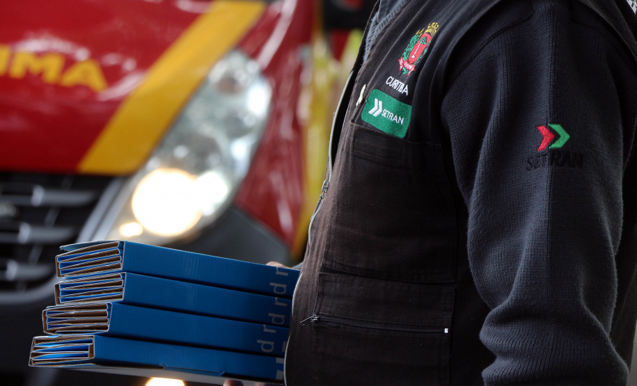 Uma grande mobilização de conscientização sobre segurança no trânsito foi desencadeada pela Polícia Militar nesta segunda-feira (27), Dia Estadual de Prevenção a Acidentes de Trânsito, por conta das atividades educativas da campanha Maio Amarelo. As equipes policiais abordaram motoristas, pedestres e ciclista, com apoio de voluntários de entidades e órgãos ligados ao trânsito nas principais cidades do Paraná.  Curitiba, 27/05/2019  -  Foto: Soldado Amanda Morais