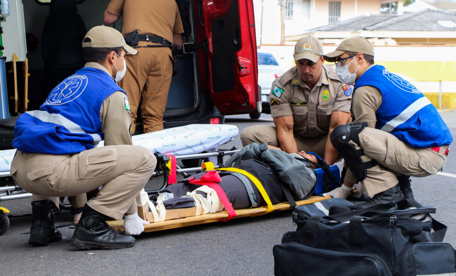 Uma grande mobilização de conscientização sobre segurança no trânsito foi desencadeada pela Polícia Militar nesta segunda-feira (27), Dia Estadual de Prevenção a Acidentes de Trânsito, por conta das atividades educativas da campanha Maio Amarelo. As equipes policiais abordaram motoristas, pedestres e ciclista, com apoio de voluntários de entidades e órgãos ligados ao trânsito nas principais cidades do Paraná.  Curitiba, 27/05/2019  -  Foto: Soldado Amanda Morais