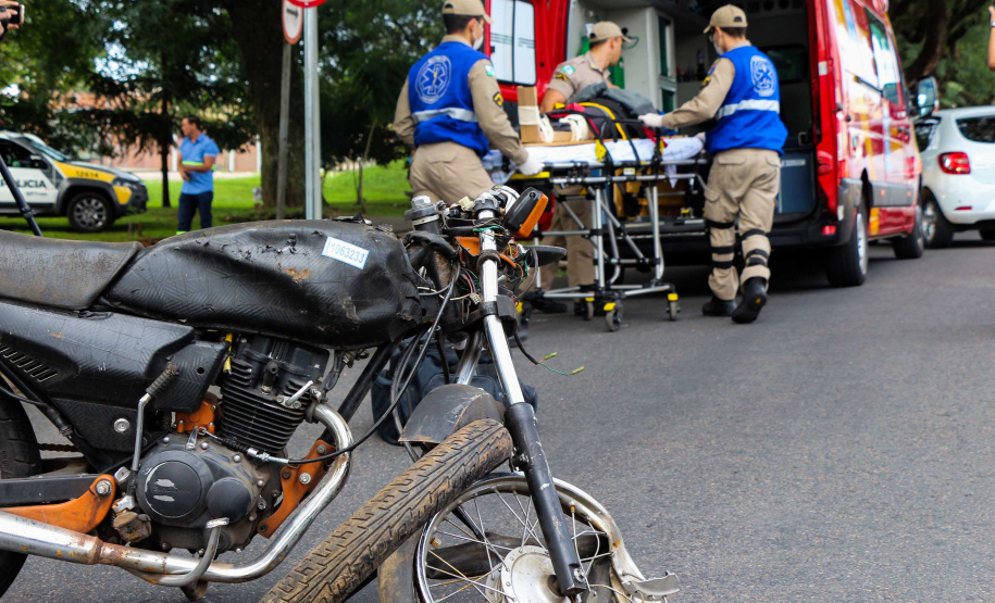 Uma grande mobilização de conscientização sobre segurança no trânsito foi desencadeada pela Polícia Militar nesta segunda-feira (27), Dia Estadual de Prevenção a Acidentes de Trânsito, por conta das atividades educativas da campanha Maio Amarelo. As equipes policiais abordaram motoristas, pedestres e ciclista, com apoio de voluntários de entidades e órgãos ligados ao trânsito nas principais cidades do Paraná.  Curitiba, 27/05/2019  -  Foto: Soldado Amanda Morais