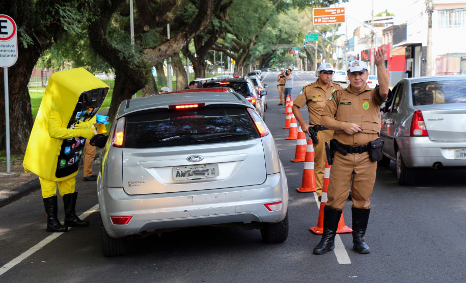 Uma grande mobilização de conscientização sobre segurança no trânsito foi desencadeada pela Polícia Militar nesta segunda-feira (27), Dia Estadual de Prevenção a Acidentes de Trânsito, por conta das atividades educativas da campanha Maio Amarelo. As equipes policiais abordaram motoristas, pedestres e ciclista, com apoio de voluntários de entidades e órgãos ligados ao trânsito nas principais cidades do Paraná.  Curitiba, 27/05/2019  -  Foto: Soldado Amanda Morais