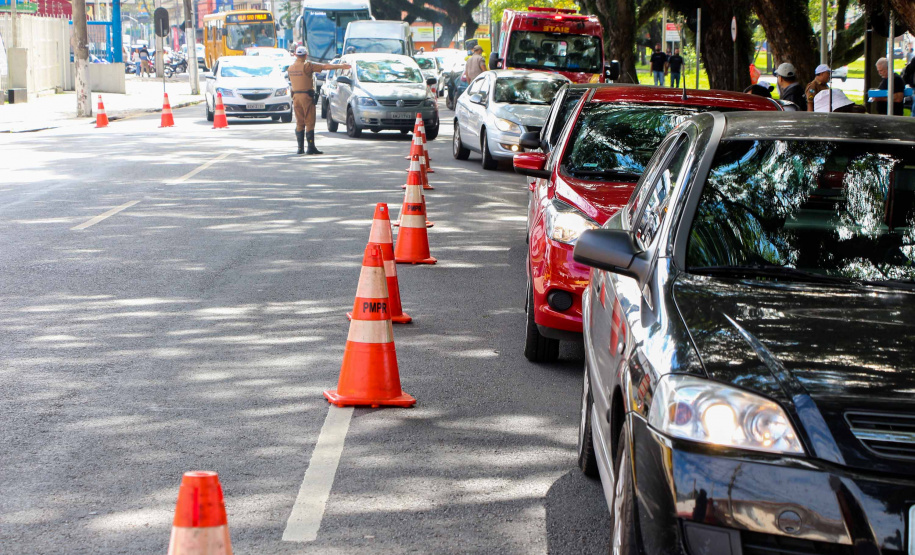 Uma grande mobilização de conscientização sobre segurança no trânsito foi desencadeada pela Polícia Militar nesta segunda-feira (27), Dia Estadual de Prevenção a Acidentes de Trânsito, por conta das atividades educativas da campanha Maio Amarelo. As equipes policiais abordaram motoristas, pedestres e ciclista, com apoio de voluntários de entidades e órgãos ligados ao trânsito nas principais cidades do Paraná.  Curitiba, 27/05/2019  -  Foto: Soldado Amanda Morais