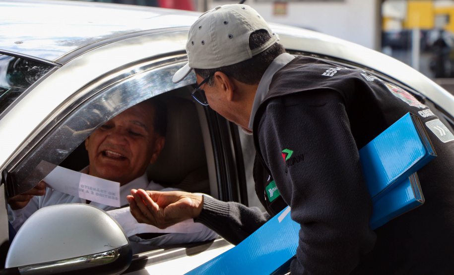 Uma grande mobilização de conscientização sobre segurança no trânsito foi desencadeada pela Polícia Militar nesta segunda-feira (27), Dia Estadual de Prevenção a Acidentes de Trânsito, por conta das atividades educativas da campanha Maio Amarelo. As equipes policiais abordaram motoristas, pedestres e ciclista, com apoio de voluntários de entidades e órgãos ligados ao trânsito nas principais cidades do Paraná.  Curitiba, 27/05/2019  -  Foto: Soldado Amanda Morais
