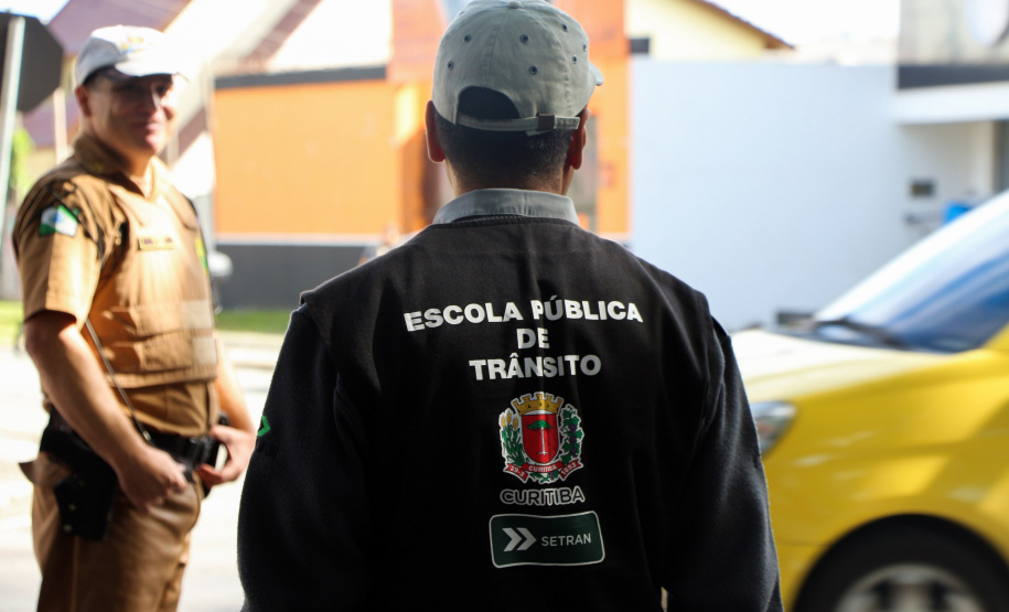 Uma grande mobilização de conscientização sobre segurança no trânsito foi desencadeada pela Polícia Militar nesta segunda-feira (27), Dia Estadual de Prevenção a Acidentes de Trânsito, por conta das atividades educativas da campanha Maio Amarelo. As equipes policiais abordaram motoristas, pedestres e ciclista, com apoio de voluntários de entidades e órgãos ligados ao trânsito nas principais cidades do Paraná.  Curitiba, 27/05/2019  -  Foto: Soldado Amanda Morais