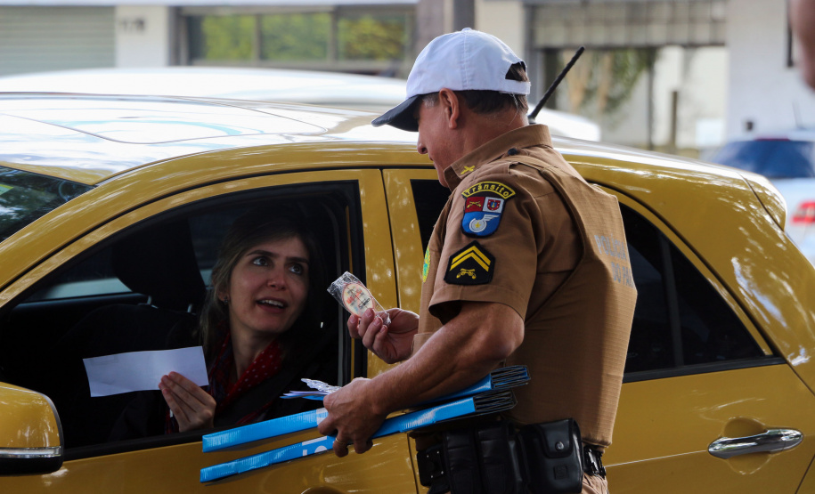 Uma grande mobilização de conscientização sobre segurança no trânsito foi desencadeada pela Polícia Militar nesta segunda-feira (27), Dia Estadual de Prevenção a Acidentes de Trânsito, por conta das atividades educativas da campanha Maio Amarelo. As equipes policiais abordaram motoristas, pedestres e ciclista, com apoio de voluntários de entidades e órgãos ligados ao trânsito nas principais cidades do Paraná.  Curitiba, 27/05/2019  -  Foto: Soldado Amanda Morais