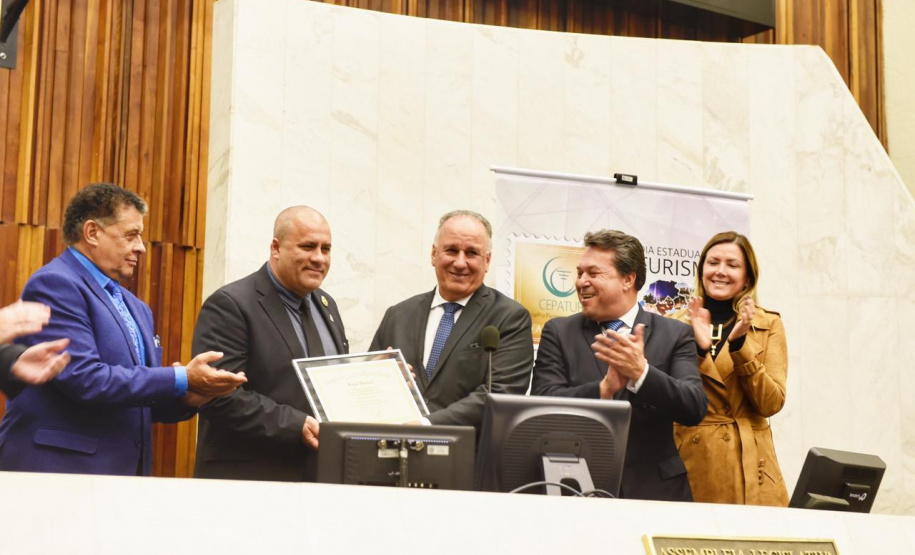 A Assembleia Legislativa homenageou nesta segunda-feira (27), em sessão solene, a Paraná Turismo, que completa 50 anos de serviços prestados ao Estado