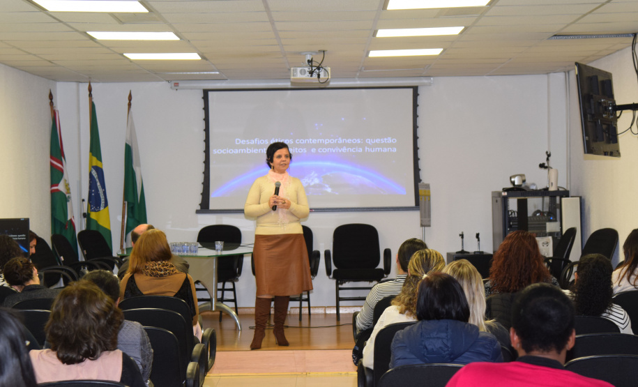 Primeira etapa do 4º Ciclo de Videoconferências dedicado, neste ano, a discutir a Prevenção de Violência e Promoção da Cultura da Paz. A ideia é capacitar gestores e profissionais que atuam em políticas públicas para identificar e prevenir situações de risco de violência virtual contra crianças e adolescentes.  -  Curitiba, 27/05/2019  -  Foto:  Americo Antonio