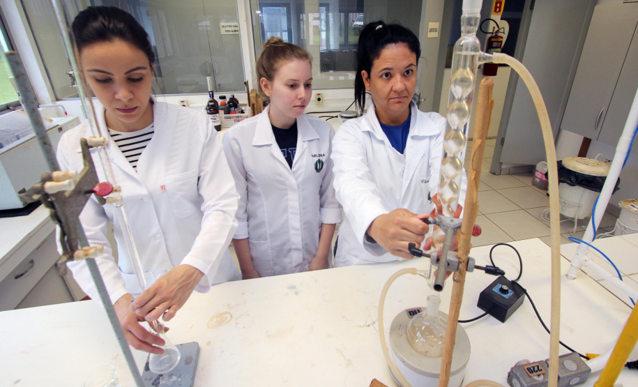 A produção acadêmica das sete universidades pertencentes ao governo estadual é um dos pilares para o Paraná estar entre os estados brasileiros que mais produzem ciência e inovação, colaborando para elevar a produção científica do país. Levantamento realizado neste mês de maio, junto às sete universidades estaduais, demonstrou que nos últimos dois anos foram concluídas 5.735 dissertações de mestrados e teses de doutorados.  -  Curitiba, 28/05/2019  -  Foto: Divulgação SETI