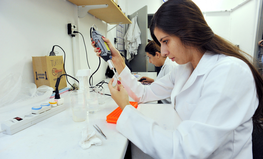 A produção acadêmica das sete universidades pertencentes ao governo estadual é um dos pilares para o Paraná estar entre os estados brasileiros que mais produzem ciência e inovação, colaborando para elevar a produção científica do país. Levantamento realizado neste mês de maio, junto às sete universidades estaduais, demonstrou que nos últimos dois anos foram concluídas 5.735 dissertações de mestrados e teses de doutorados.  -  Curitiba, 28/05/2019  -  Foto: Divulgação SETI